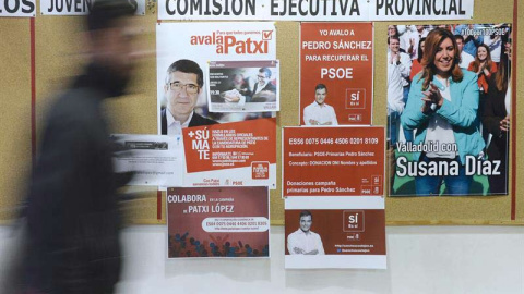 n hombre pasa por delante de los carteles de apoyo a los tres candidatos a la Secretaría General del PSOE colocados en la sede del PSOE de Valladolid | NACHOI GALLEGO (EFE)