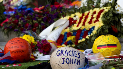 Detalle de los muchos recuerdos que los aficionados del FC Barcelona han dejado en el memorial de Johan Cruyff que este martes se cierra en el estadio Camp Nou. EFE/ Quique García