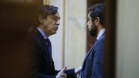 El portavoz del grupo popular, Rafael Hernando, habla con el secretario general del grupo de Ciudadanos, Miguel Gutiérrez, en el Congreso. EFE/Fernando Alvarado