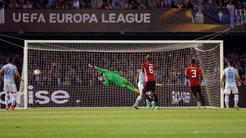 El portero del Celta Sergio Álvarez trata de evitar el gol del Manchester United. | SALVADOR SAS