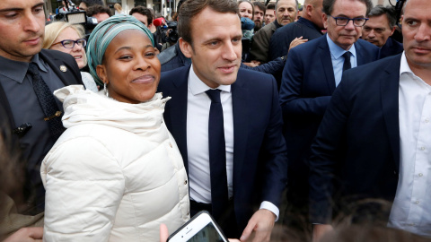 Emmanuel Macron se hace una fotografía con una seguidora durante su campaña en Rodez (Francia). /REUTERS