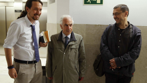 El secretario general de Podemos, Pablo Iglesias, junto al filósofo y senador del Partido Democrático italiano Mario Tronti, y el cofundador y exdirigente de Podemos, Juan Carlos Monedero, momentos antes del coloquio 'De Tangentopoli a la T