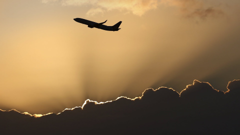 Un avión despega al amanecer desde el Aeropuerto Internacional de Sydney, en Australia. REUTERS/Jason Reed