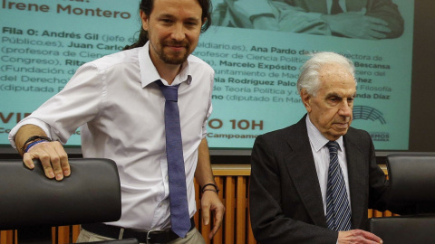 El secretario general de Podemos, Pablo Iglesias, junto al filósofo y senador del Partido Democrático italiano Mario Tronti, momentos antes del coloquio 'De Tangentopoli a la Trama', en el Congreso de los Diputados. EFE/Paco Campos