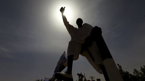 Seguidores observan mientras el presidente de Sudán, Omar Hassan al-Bashir se dirige a la multitud durante un acto de campaña en Al Fashir, en Darfur del Norte. REUTERS/Mohamed Nureldin Abdallah