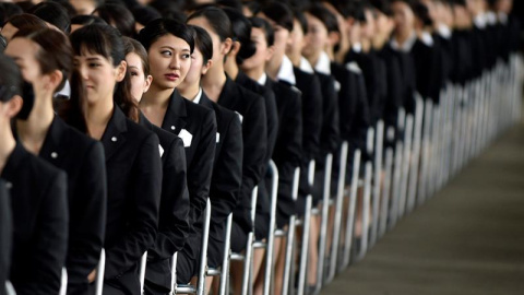 Nuevos empleados de la aerolínea Japan Airlines (JAL) asisten a una ceremonia de bienvenida a unos 1.450 nuevos empleados de la compañía durante el primer día del nuevo año fiscal en Tokio (Japón). EFE/Franck Robichon