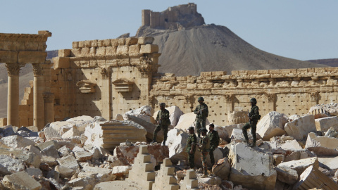 Soldados sitios vigilan las ruinas del Templo de Bel en Palmira, Siria. REUTERS/Omar Sanadiki