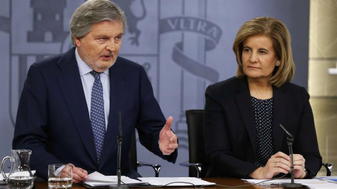 El ministro de Educación, Cultura y Deporte, y portavoz del Gobierno, Íñigo Méndez de Vigo (i), y la ministra de Empleo, Fátima Báñez (d), durante la rueda de prensa posterior a la reunión del Consejo de Ministros / EFE