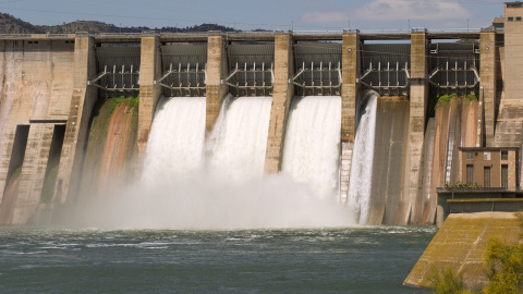 Medio Ambiente rechaza que las compañías eléctricas deban pagar con dinero para compensar a los territorios afectados por embalses.