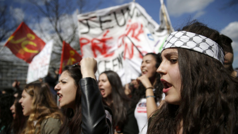 Estudiantes participan en una protesta contra la reforma laboral en París.  REUTERS/Christian Hartmann