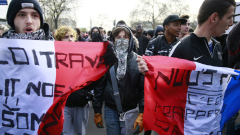 Manifestantes participan en una protesta contra la reforma laboral del presidente, François Hollande, en París. EFE/ETIENNE LAURENT