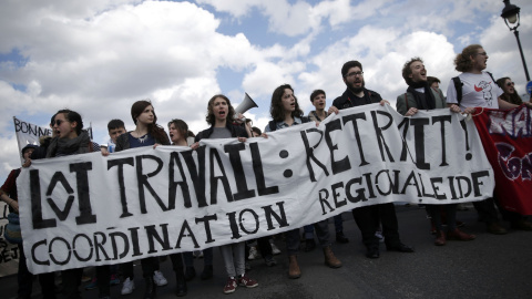 Estudiantes participan en una protesta contra la reforma laboral en París.  REUTERS/Christian Hartmann