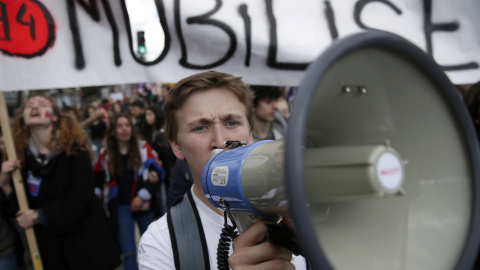 Estudiantes participan en una protesta contra la reforma laboral en París.  REUTERS/Christian Hartmann