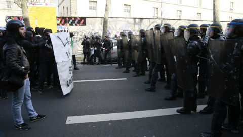 Manifestantes se enfrentan a la policía durante una protesta contra la reforma laboral del presidente, François Hollande, en París. EFE/ETIENNE LAURENT