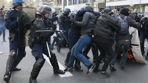 Manifestantes se enfrentan a la policía durante una protesta contra la reforma laboral del presidente, François Hollande, en París. EFE/ETIENNE LAURENT