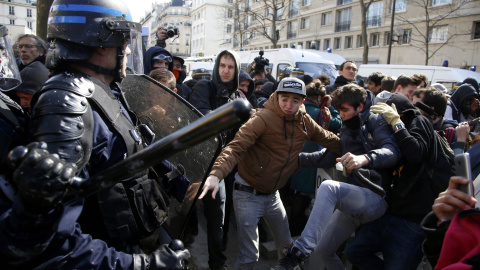 Las principales organizaciones estudiantiles francesas convocaron hoy una nueva jornada de manifestación contra la reforma laboral del presidente, François Hollande, que comenzó con el bloqueo de institutos y universidades a primera hora.- 