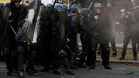 Tras la gran marcha del pasado jueves, centenares de manifestantes, en su mayor parte jóvenes, mantuvieron la protesta con acampadas en la parisiense plaza de la República, lo que ha mantenido viva la llama de la oposición a la llamada "ley