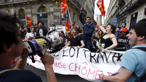 Estudiantes participan en una protesta contra la reforma laboral en Marsella. EFE/Guillaume Horcajuelo