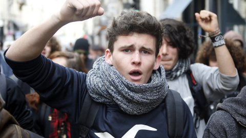 Estudiantes participan en una protesta contra la reforma laboral en Marsella. EFE/Guillaume Horcajuelo