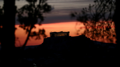 El Parthenon iluminado en la Acrópolis de Atenas. REUTERS