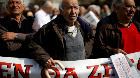 Pensionistas griegos manifestandose contra el plan de pensiones en Atenas. / REUTERS