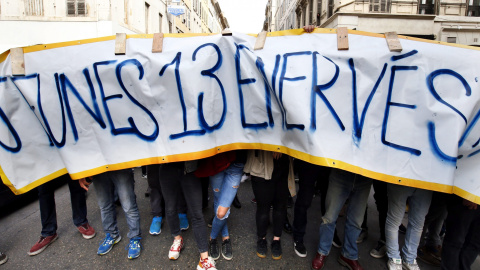 Estudiantes participan en una protesta contra la reforma laboral en Marsella (Francia). EFE/Guillaume Horcajuelo