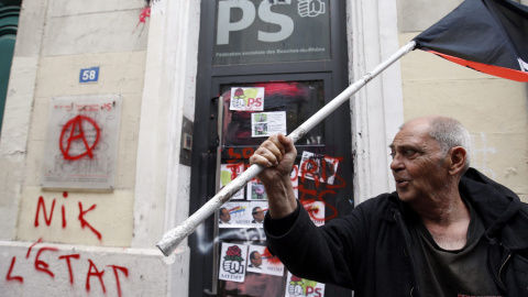 Un hombre participa en una protesta estudiantil contra la reforma laboral de Hollande en Marsella (Francia). EFE/Guillaume Horcajuelo