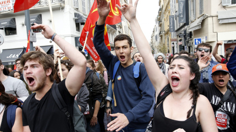 Estudiantes participan en una protesta contra la reforma laboral en Marsella. EFE/Guillaume Horcajuelo