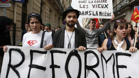 Estudiantes participan en una protesta contra la reforma laboral en Marsella (Francia). EFE/Guillaume Horcajuelo