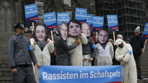 Manifestantes protestan en contra de AfD con un cartel en el que pone "Racistas disfrazados de ovejas". / REUTERS