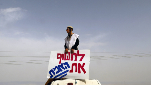 Un activista de extrema derecha israelí participa en una protesta para pedir la liberación de los atacantes judíos. REUTERS/Ammar Awad