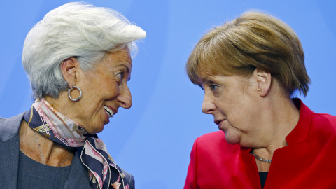 Christine Lagarde, directora del FMI, y Angela Merkel en una reunión internacional de economía y finanzas en Berlín, Alemania. REUTERS/Hannibal Hanschke