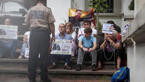 Un miembro de la Policía Nacional Bolivariana habla con manifestantes hoy, martes 5 de abril de 2016, en la ciudad de Caracas, Venezuela. EFE/Miguel Gutiérrez