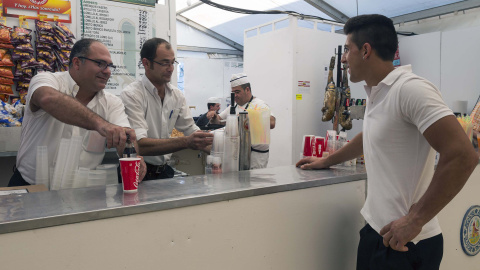 Trabajadores de una barra de una caseta de la Feria de Sevilla