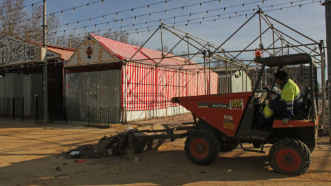 Un trabajador durante el montaje Feria de Abril.