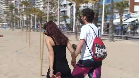 Mascarilla obligatoria para pasear por la playa pero no para tomar el sol