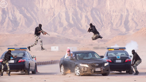 Miembros de las fuerzas de seguridad saudíes demuestran sus habilidades durante un ejercicio militar al oeste de Riad. REUTERS/Saudi Press Agency