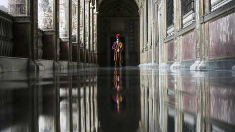 Un guarda suizo hace guardia en el Vaticano. REUTERS/Alessandro Di Meo