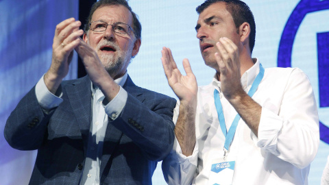 El presidente del Gobierno y del PP, Mariano Rajoy, junto Manuel Domínguez, que ha sido reelegido como presidente insular del partido, en la clausura del VIII Congreso del Partido Popular de Tenerife. EFE/Cristóbal García