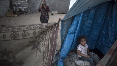 Una niña Palestina en su casa del distrito de Khan Younis, en el suroeste de la Franja de Gaza, Palestina. EFE/Mohammed Saber