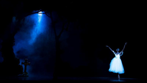 Una bailarina de la escuela Joburg Ballet actúa durante un ensayo general del ballet 'Giselle' en el Teatro Joburg de Johannesburgo, Sudáfrica. EFE/Shiraaz Mohamed