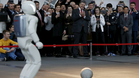 El presidente de Ucrania, Petro Poroshenko, aplaude mientras observa una actuación de un robot en Tokio. REUTERS/Issei Kato