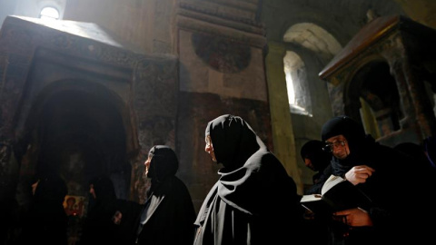 Monjas ortodoxas georgianas asisten a un servicio religioso para celebrar la Anunciación de la Virgen en la catedral Svetitskhoveli de Mtskheta, Georgia. EFE/Zurab Kurtsikidze