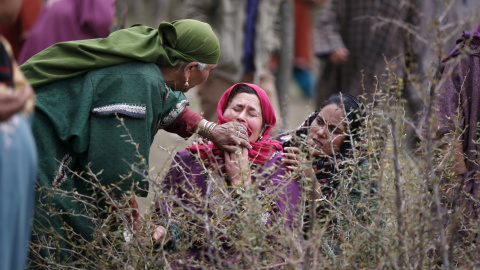 Mujeres musulmanas se lamentan durante un funeral en el pueblo de Pehlipora, en Cachemira. REUTERS/Danish Ismail