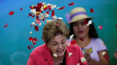 La presidenta brasileña, Dilma Rousseff, durante el acto 'Encuentro de Mujeres en Defensa de la Democracia', en Brasilia. EFE/Fernando Bizerra Jr.