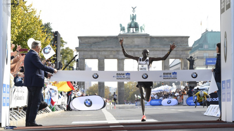 Dennis Kimetto, plusmarquista mundial de la marató després de guanyar a Berlin l'any 2014 / Tobias Schwars - AFP