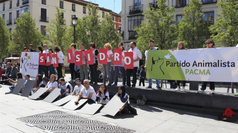 Voluntarios del partido animalista Pacma en la celebración de un acto antitaurino en la madrileña plaza de Isabel II. EFE/Víctor Lerena