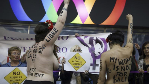 Activistas de FEMEN durante la protesta que realizaron hoy en la entrada del hotel donde se celebra este fin de semana la feria "Surrofair" de promoción de la gestación subrogada. EFE/Fernando Alvarado