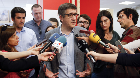 El candidato a las primarias del PSOE Patxi López en un acto en la sede del PSPV-PSOE en Valencia. EFE/ Kai Forsterling