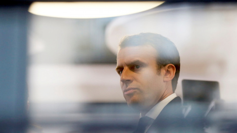 Emmanuel Macron retratado en la localidad de Rodez.- REUTERS